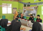 Bawaslu Sambas Edukasi Pemilih Pemula di Tebas